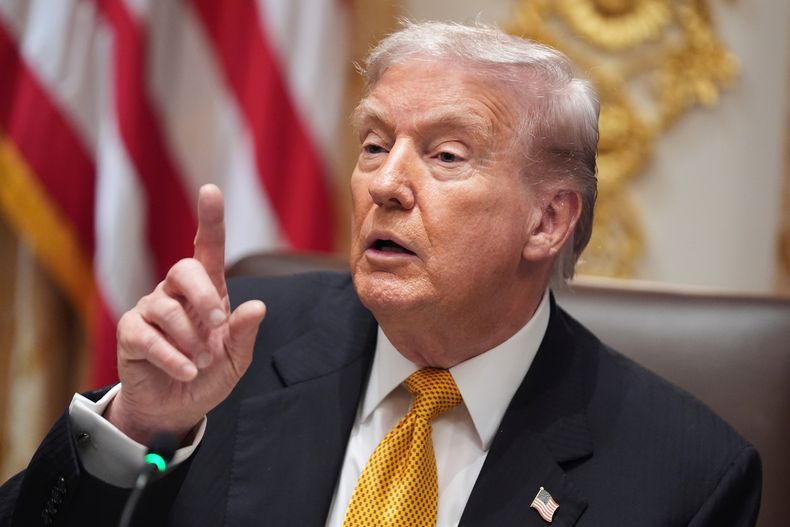 ARCHIVO - El presidente de EEUU, Donald Trump, habla con periodistas en la Casa Blanca el 7 de noviembre de 2025, en Washington. (AP Foto/Evan Vucci/Archivo)