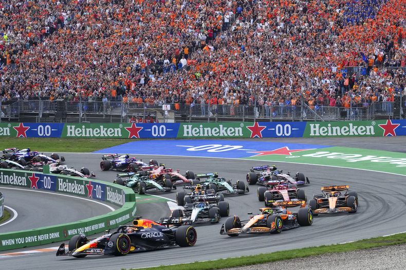 Max Verstappen (Red Bull) lidera el Gran Premio de Holanda en la largada, el domingo 25 de agosto de 2024, en Zandvoort. (AP Foto/Peter Dejong)