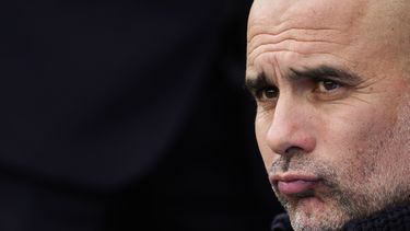 El técnico del Manchester City Pep Guardiola previo al comienzo del partido contra Fulham en la Liga Premier, el domingo 30 de abril de 2023, en Londres. (AP Foto/Kin Cheung)