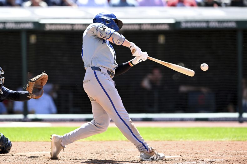 Kyle Isbel de los Reales de Kansas City batea un sencillo remolcador en la octava entrada ante los Guardianes de Cleveland el jueves 6 de junio del 2024. (AP Foto/Nick Cammett)