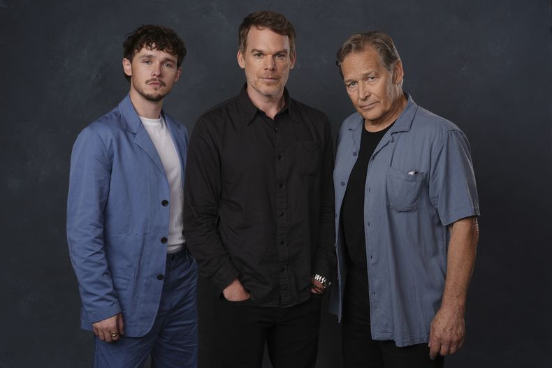 Jack Alcott, de izquierda a derecha, Michael C. Hall y James Remar posan para un retrato para promocionar Dexter: Resurrection durante la Comic-Con International el viernes 25 de julio de 2025, en San Diego. (Foto AP/Chris Pizzello)