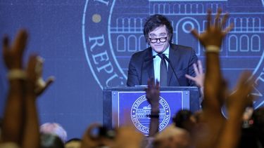 El candidato de la coalición Libertad Avanza, Javier Milei, habla después de su victoria en el balotaje presidencial sobre Sergio Massa, ministro de Economía y candidato del oficialismo, en Buenos Aires, Argentina, el domingo 19 de noviembre de 2023. (AP Foto/Natacha Pisarenko)