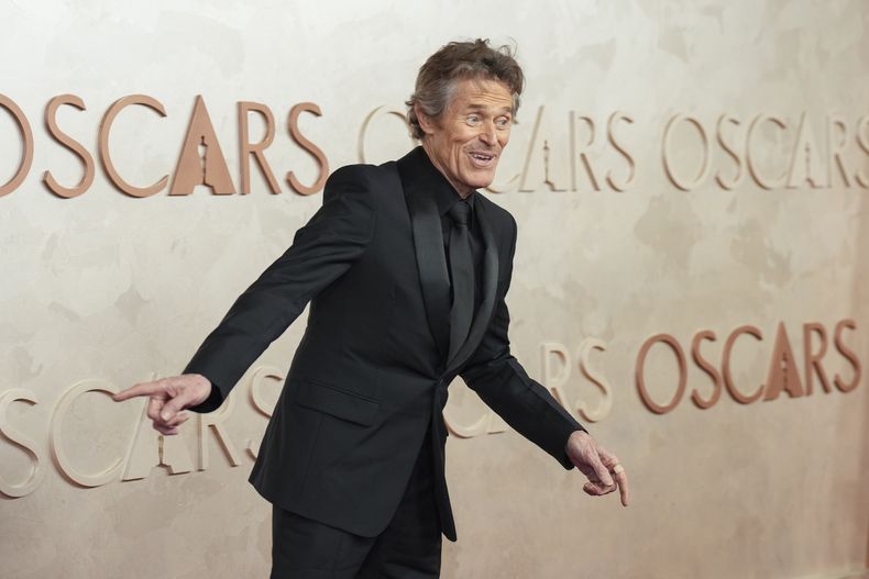 Willem Dafoe llega a los Premios Oscar, el 2 de marzo de 2025, en el Teatro Dolby, en Los Angeles. (AP Foto/Jae C. Hong)