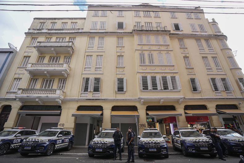 Policías patrullan el distrito comercial de Santa Efigenia, un importante distrito comercial para productos de electrónica, tecnología y accesorios, tras una redada contra personas sin hogar en el centro de Sao Paulo, Brasil, el jueves 18 de mayo de 2023. (AP Foto/Andre Penner)