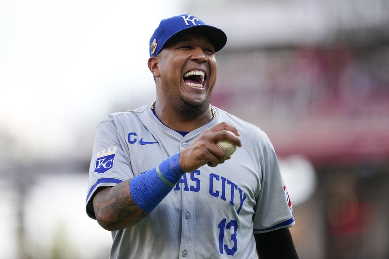 El venezolano Salvador Pérez, de los Reales de Kansas City, ríe tras el primer inning del juego del sábado 17 de agosto de 2024, ante los Rojos de Cincinnati (AP Foto/Jeff Dean)