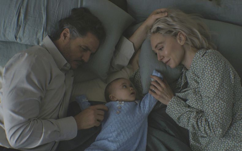 Esta imagen difundida por Disney muestra a Pedro Pascal, de izquierda a derecha, Ada Scott y Vanessa Kirby en una escena de The Fantastic Four: First Steps. (Marvel/Disney via AP)