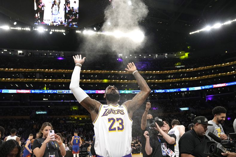 LeBron James, de los Lakers de Los Ángeles, arroja brea al aire antes de un partido ante los Nuggets de Denver, el sábado 2 de marzo de 2024 (AP Foto/Mark J. Terrill)