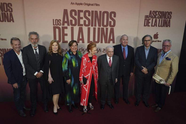 Miembros del equipo de producción de la película Killers of the Flower Moon de Martin Scorsese posan en la alfombra roja del filme en la Ciudad de México, el 11 de octubre de 2023. De izquierda a derecha, el productor Bradley Thomas, el director de maquillaje Thomas Nellen, la directora de casting indígena Rene Haynes, la asesora de vestuario indígena Julie OKeefe, la productora ejecutiva Marianne Bower, el director Martin Scorsese, el jefe principal de la nación osage Standing Bear, el director de fotografía Rodrigo Prieto y el diseñador de interiores Chad Renfro. (Foto AP /Marco Ugarte)