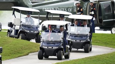 El presidente Donald Trump --en primer plano, en un vehículo de golf conducido por su hijo Eric Trump-- llega a su club Trump National Doral durante el LIV torneo de golf de Miami, el jueves 3 de abril de 2025, en Miami. (AP Foto/Alex Brandon)
