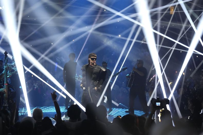 Peso Pluma durante su presentación en los Premios MTV a los Videos Musicales el 12 de septiembre de 2023, en el Prudential Center en Newark, Nueva Jersey. La compañía discográfica de Peso Pluma, Prajin Music Group, anunció que el cantante canceló su concierto del 14 de octubre en Tijuana después de recibir amenazas en esa ciudad. (Foto Charles Sykes/Invision/AP)