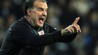 americateve | El t&eacute;cnico del Athletic de Bilbao, Marcelo Bielsa, grita en un partido el 17 de noviembre de 2012. Bielsa firm&oacute; un contrato por dos a&ntilde;os con el Marsella, anunci&oacute; el club franc&eacute;s el viernes, 2 de mayo de 2014. (AP Photo/A