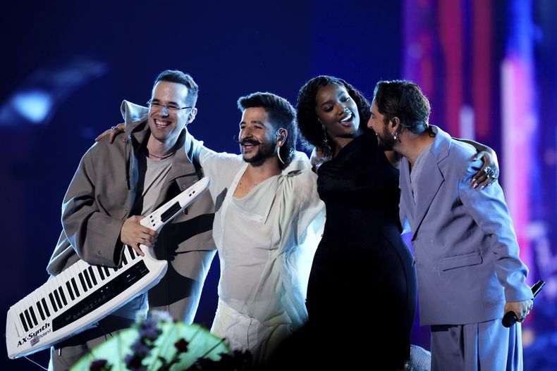 ARCHIVO - El productor y compositor Edgar Barrera, de izquierda a derecha, Camilo, IZA y Manuel Carrasco actúan durante la 24a Entrega Anual del Latin Grammy, en Sevilla, España, el 16 de noviembre de 2023. (Foto José Breton/Invision/AP, archivo)