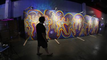 Mural decorativo en el Centro de Convenciones de Colorado, donde se realizó la conferencia de Ciencias Psicodélicas, el 21 de junio de 2023 en Denver. Australia se convirtió el 1 de julio de 2023 en el primer país en autorizar el uso de ciertas sustancias psicodélicas para pacientes con depresión o trastorno de estrés postraumático. (Foto AP/David Zalubowski, Archivo)