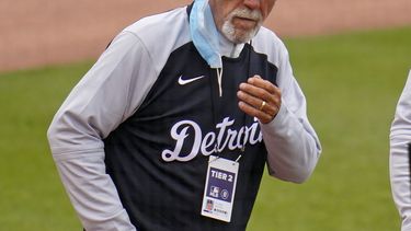 ARCHIVO - Jim Leyland, expiloto de los Tigres de Detroit, observa una práctica de bateo del equipo el 21 de marzo de 2021 (AP Foto/Gene J. Puskar, archivo)