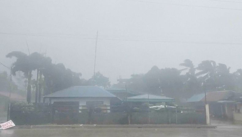 En esta imagen, tomada de un video, se muestran edificios y árboles azotados por el paso de una tormenta el 3 de octubre de 2025, por Dinapigue, en la provincia de Isabela, Filipinas. (Benson Ingaran Milare vía AP)