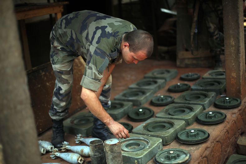 Soldados franceses incursionaron en una casa usada como bodega de armas en el sector cristiano PK12 en Bangui, capital de la Rep&uacute;blica centroafricana. Un funcionario de la CRuz Roja local dijo el jueves 13 de febrero de 2014 que encontraron una tum