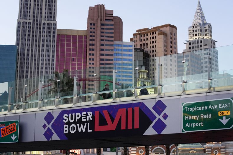 ARCHIVO - Un anuncio de la 58va edición del Super Bowl adorna un puente peatonal en Las Vegas Strip, el martes 30 de enero de 2024, en Las Vegas. (AP Foto/John Locher, archivo)