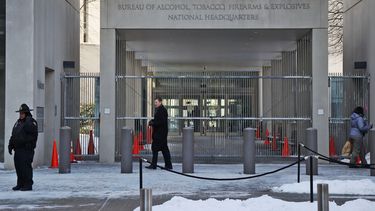 Un agente de seguridad camina frente a la entrada de la oficina central de la Agencia de Alcohol, Tabaco, Armas de Fuego y Explosivos de Estados Unidos, el 23 de enero de 2014, en Washington. (AP Foto/Charles Dharapak, Archivo)
