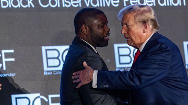 El expresidente Donald Trump saluda al representante republicano Byron Donalds, izquierda, tras hablar en la Gala Anual de Honores BCF de la Federación Conservadora Negra en el Centro de Convenciones Metropolitano de Columbia, el viernes 23 de febrero de 2024, en Columbia, Carolina del Sur. (AP Foto/Andrew Harnik)