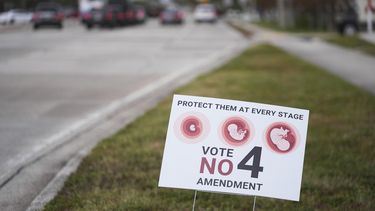 Un letrero junto a una avenida alienta a los habitantes de Florida a votar no a la Enmienda 4, que consagraría el derecho al aborto en el estado, el martes 5 de noviembre de 2024, en St. Petersburg, Florida. (AP Foto/Rebecca Blackwell)