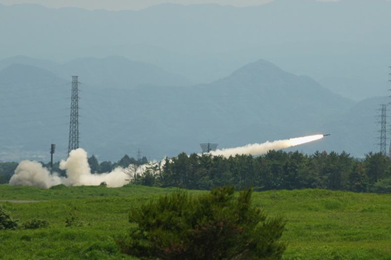 Marines estadounidenses lanzan como prueba misiles en el Campamento Fuji, en Gotemba, Japón, el 20 de mayo del 2026. (AP foto/Hiro Komae)
