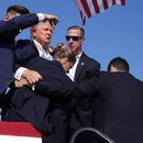 Donald Trump, el virtual candidato presidencial republicano, es custodiado por agentes del Servicio Secreto de Estados Unidos durante un aparente intento de asesinato en un acto de campaña, el sábado 13 de julio de 2024, en Butler, Pensilvania. (AP Foto/Evan Vucci)