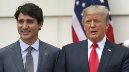 El presidente Donald Trump y el primer ministro de Canadá, Justin Trudeau, posan para una fotografía a la llegada de Trudeau a la Casa Blanca, el 11 de octubre de 2017, en Washington. (AP Foto/Carolyn Kaster, Archivo)