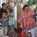 En esta imagen proporcionada por ViX, de izquierda a derecha, David Aguilar, Mauricio Ochmann, Erick Velarde, Paloma Ruiz, fondo, y Norma Angélica in a scene from the series Papa soltero. (ViX vía AP)