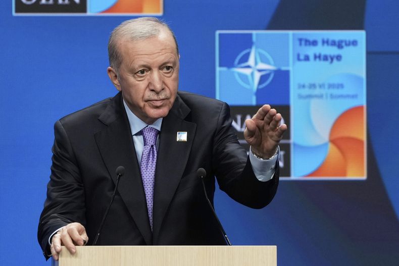 El presidente turco Recep Tayyip Erdogan escucha una pregunta durante una conferencia de prensa tras la sesión plenaria de la cumbre de la OTAN en La Haya, Países Bajos, el miércoles 25 de junio de 2025. (AP Foto/Markus Schreiber)