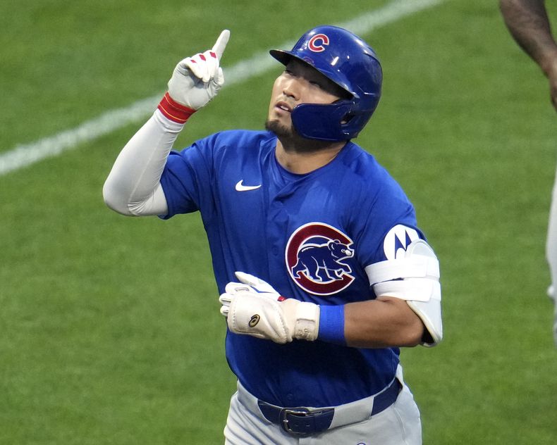 Seiya Suzuki de los Cachorros de Chicago recorre las bases tras batear un jonrón frente al abridor de los Piratas de Pittsburgh Jared Jones en la cuarta entrada el martes 27 de agosto del 2024. (AP Foto/Gene J. Puskar)