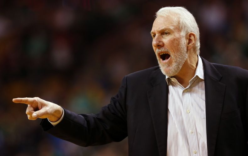 Gregg Popovich, entrenador de los Spurs de San Antonio, da instrucciones durante el partido del domingo 30 de noviembre de 2014, frente a los Celtics de Boston (AP Foto/Winslow Townson)