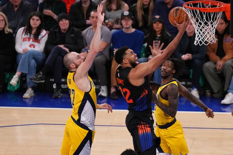 Karl-Anthony Towns de los Knicks de Nueva York salta parra anotar frente a Jay Huff de los Pacers de Indiana en el encuentro del martes 17 de marzo del 2026. (AP Foto/Frank Franklin II)