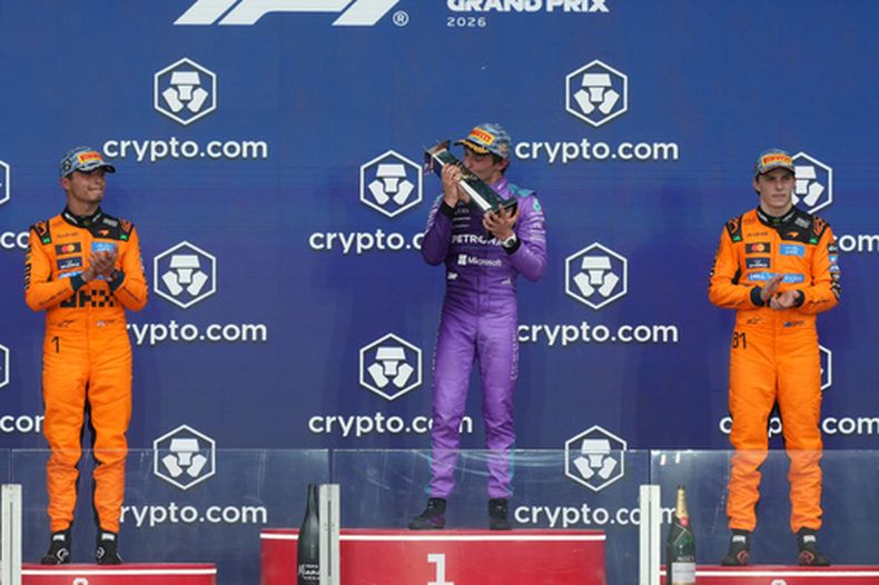 El italiano Kimi Antonelli de Mercedes, le da un beso al trofeo tras ganar el Gran Premio de Miami flanqueado por los Lando Norris, segundo, y Oscar Piastri, tercero, de McLaren el domingo 3 de mayo del 2026. (AP Foto/Marta Lavandier)