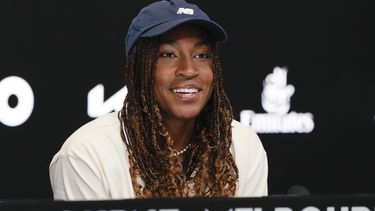 La estadounidense Coco Gauff reacciona durante la conferencia de prensa antes de iniciar el Abierto de Australia el viernes 12 de enero del 2024. (AP Foto/Mark Baker)