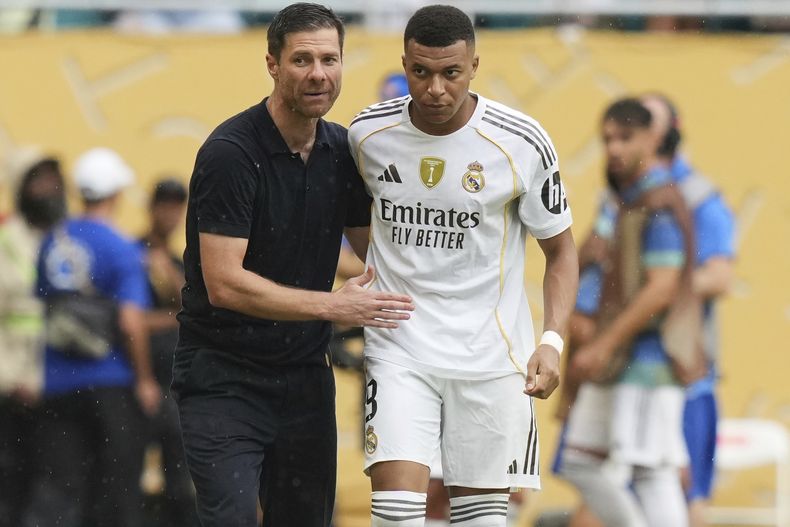 El técnico del Real Madrid Xabi Alonso (izquierda) imparte instrucciones a Kylian Mbappé durante los octavos de final del Mundial de Clubes, el martes 1 de julio de 2025, en Miami Gardens, Florida. (AP Photo/Lynne Sladky)