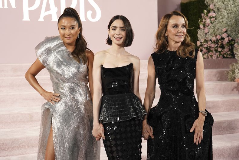 Ashley Park, de izquierda a derecha, Lily Collins y Philippine Leroy-Beaulieu llegan al estreno de Emily in Paris en el Teatro Egipcio, el miércoles 14 de agosto de 2024, en Los Ángeles. (Foto Jordan Strauss/Invision/AP)