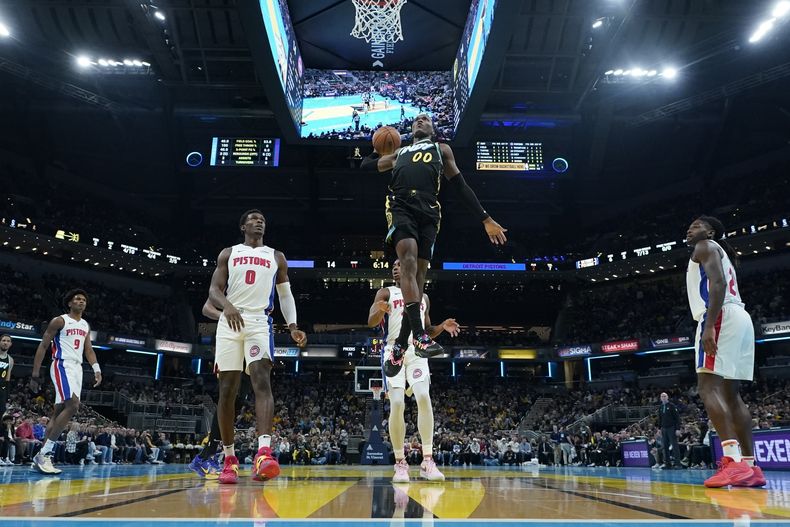 Bennedict Mathurin (00), de los Pacers de Indiana, se alza para clavar el balón durante la primera mitad del juego de baloncesto en el torneo In-Season, en contra de los Pistons de Detroit, el viernes 24 de noviembre de 2023, en Indianápolis. (AP Foto/Darron Cummings)