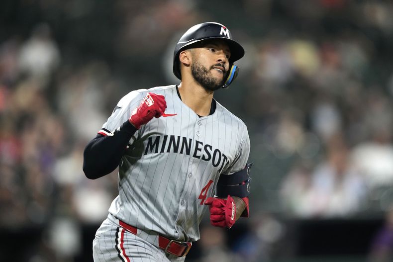 ARCHIVO - El boricua Carlos Correa, de los Mellizos de Minnesota, festeja luego de batear un jonrón ante los Medias Blancas de Chicago, el lunes 8 de julio de 2024 (AP Foto/Charles Rex Arbogast, archivo)