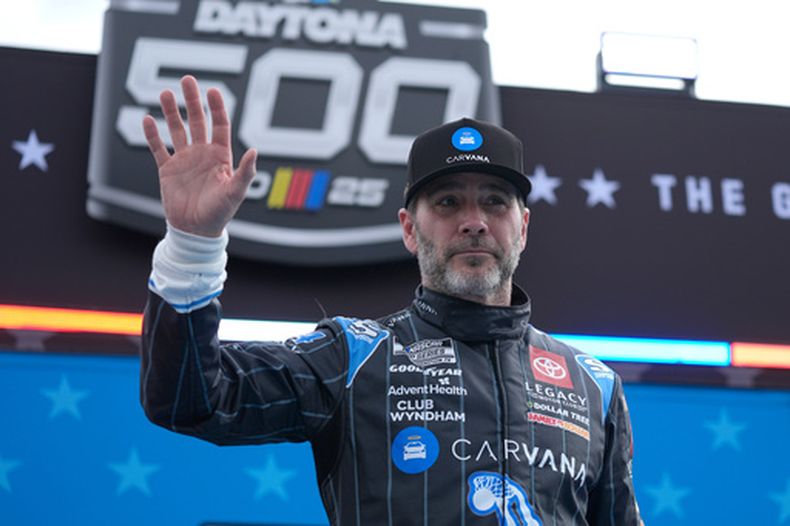 ARCHIVO - Jimmie Johnson saluda durante la presentación de pilotos antes de la carrera de automovilismo Daytona 500 de la NASCAR en el Daytona International Speedway, el 16 de febrero de 2025, en Daytona Beach, Florida. (Foto AP/John Raoux, Archivo)