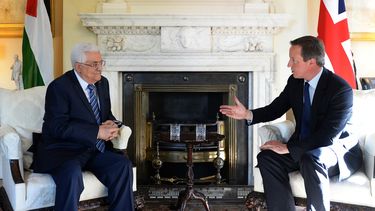 americateve | El primer ministro brit&aacute;nico David Cameron, derecha, da la bienvenida al presidente palestino Mahmud Ab&aacute;s a su residencia oficial en el 10 de Downing Street en Londres, el mi&eacute;rcoles 14 de mayo de 2014. Al d&iacute;a siguiente Ab&aacut