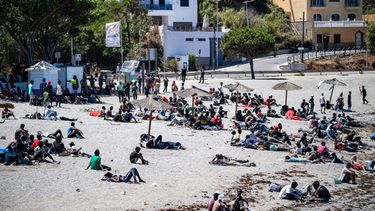Migrantes que irrumpieron España desde Marruecos se reúnen en una playa del enclave español de Ceuta, el domingo 2 de agosto de 2026. (Foto AP/Antonio Sempere)