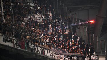 Hinchas rivales en Marsella chocan con bengalas