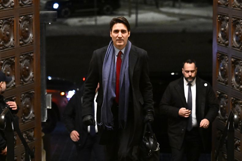 El primer ministro de Canadá, Justin Trudeau, llega para dirigirse a los medios tras la decisión del presidente de Estados Unidos, Donald Trump, de imponer aranceles contra Canadá, México y China, en Ottawa, el sábado 1 de febrero de 2025. (Justin Tang/The Canadian Press via AP)