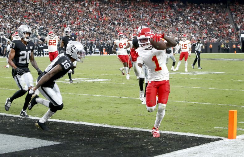 Xavier Worthy (1), wide receiver de los Chiefs de Kansas City, cruza la línea de goal para una anotación ante la mirada de Jack Jones (18), de los Raiders de Las Vegas, durante la segunda mitad del juego de la NFL del domingo 27 de octubre de 2024, en Las Vegas. (Steve Marcus/Las Vegas Sun vía AP)