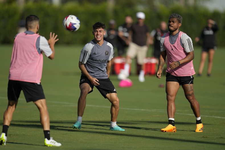 En esta foto del 1 de agosto de 2023, Diego Gómez y el venezolano Josef Martínez participan en una sesión de entrenamiento del Inter Miami. (AP Foto/Rebecca Blackwell)