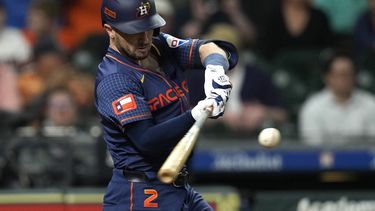 Alex Bregman, de los Astros de Houston, impacta un cuadrangular ante los Atléticos de Oakland durante la séptima entrada del juego de béisbol el lunes 13 de mayo de 2024, en Houston. (AP Foto/David J. Phillip)