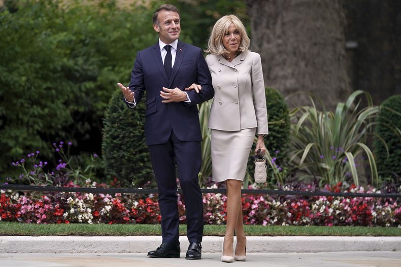 ARCHIVO - El presidente de Francia, Emmanuel Macron, y su esposa, Brigitte, llegan a la residencia oficial del primer ministro británico, en el 10 de Downing Street, en Londres, el 9 de julio de 2025. (AP Foto/Alberto Pezzali, Pool, archivo)