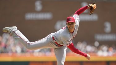 Shohei Ohtani de los Angelinos de Los Ángeles lanza contra los Tigres de Detroit, el jueves 27 de julio de 2023, en Detroit. (AP Foto/Paul Sancya)