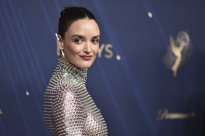 Charlotte Le Bon llega a la 77.ª edición de los Premios Emmy el domingo 14 de septiembre de 2025 en el Teatro Peacock de Los Ángeles. (Foto Richard Shotwell/Invision/AP)