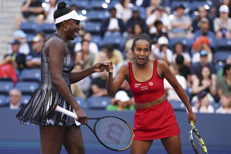 La estadounidense Venus Williams y la canadiense Leylah Fernández festejan durante el patido de dobles en el US Open, el sábado 30 de agosto de 2025 (AP Foto/Heather Khalifa)